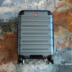 🌎 Swiss Gear Carry-On 🌎
